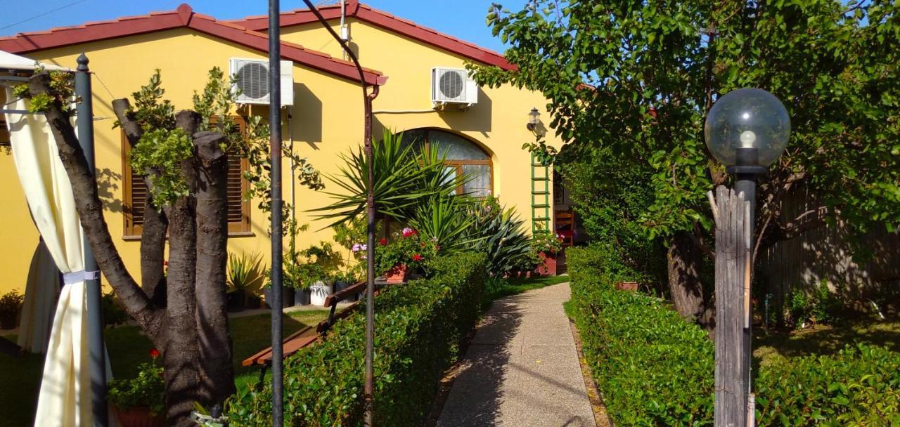 Bed and Breakfast Le Stelle Santa Margherita di Pula Esterno foto